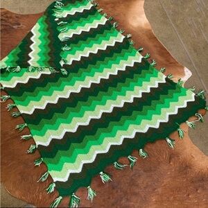 Vintage handmade tasseled crochet throw approximately 72x55‎